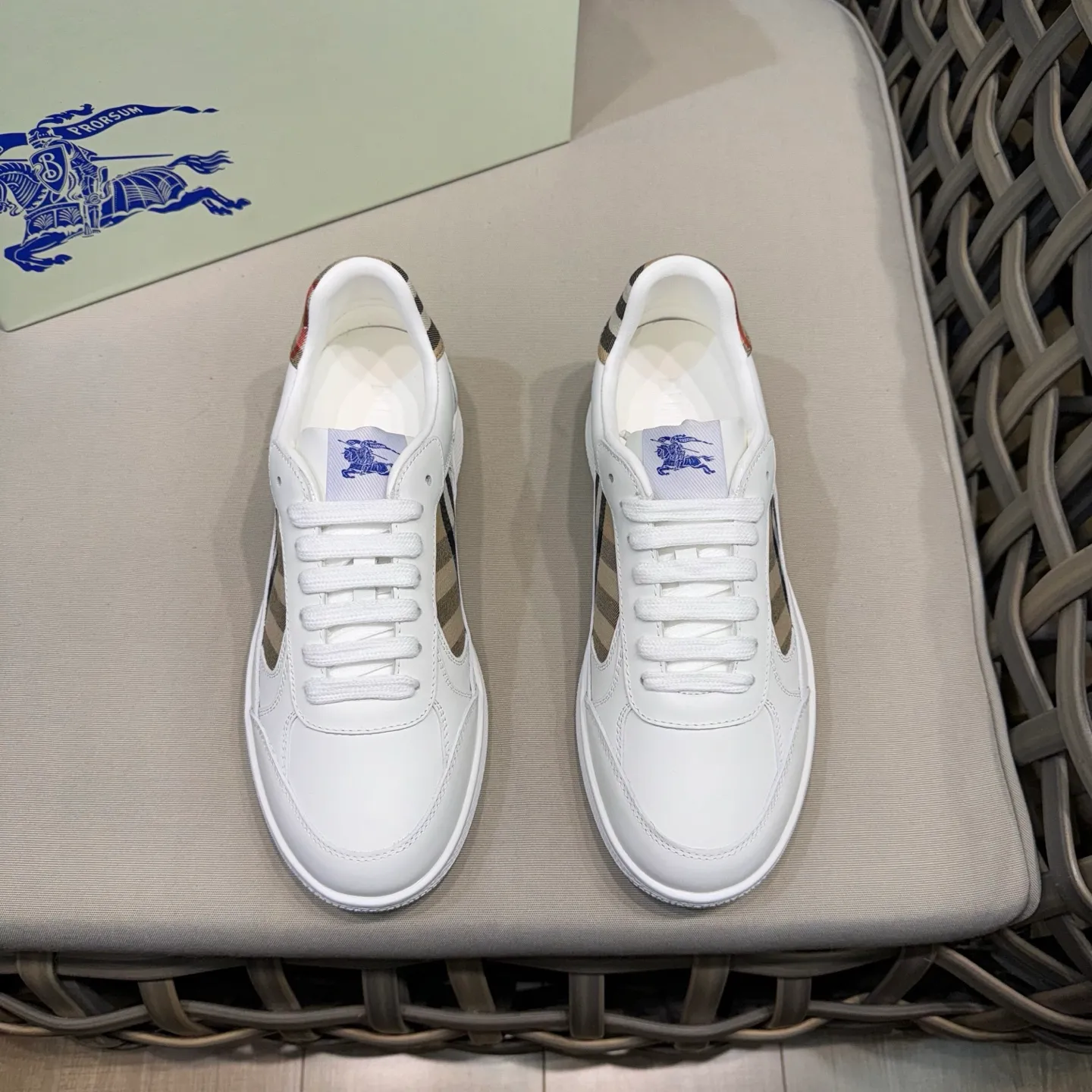 [Burberry] Top P: 680💰Size: 38-44 (45.46 custom-made) Burberry official website synchronized men's classic low-top sneakers | Made of original first-layer cowhide | Decorated with renewed brand logo | First-layer cowhide lining | Heel decorated with Burberry letter embossed logo | Original TPU outsole.